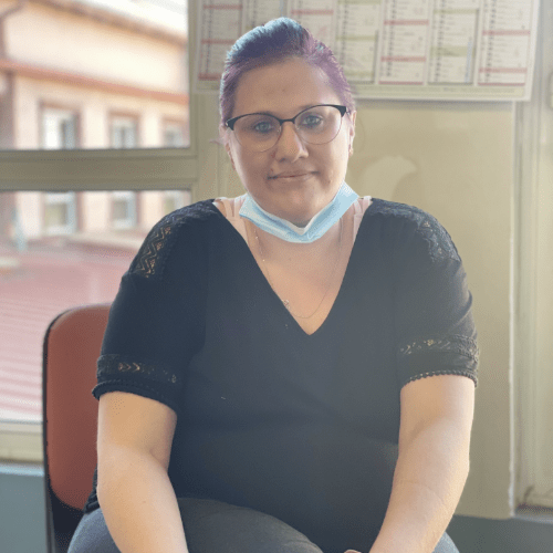 Portrait travailleuse femme handicapée et souriante dans atelier montage et assemblage