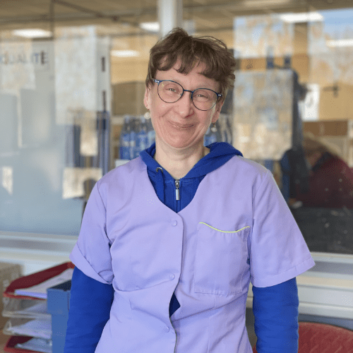 Portrait travailleuse femme handicapée et souriante dans atelier montage et assemblage