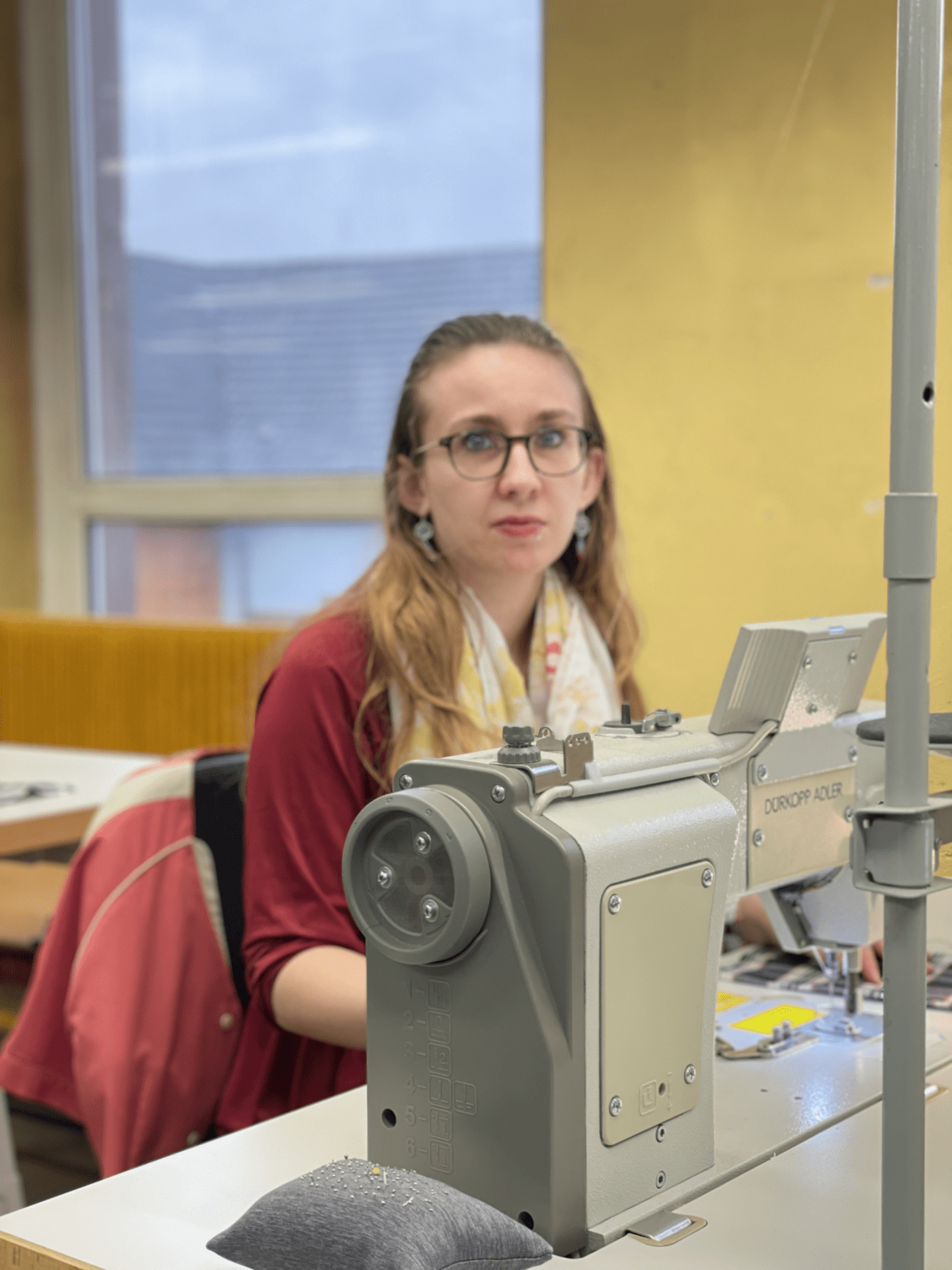 Portrait travailleuse femme handicapée atelier couture devant sa machine