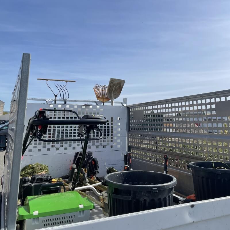 Equipement Sonnenhof -camionnette benne avec matériel d'entretien espaces verts
