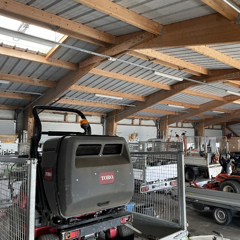 Equipement Sonnenhof -camions garés dans le hangar