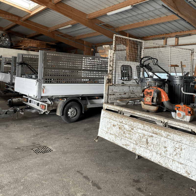 Equipement Sonnenhof -camions garés dans le hangar avec équipement