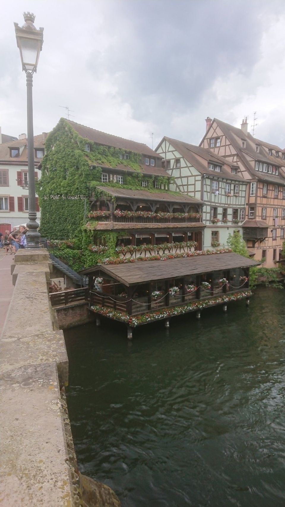 Réalisations sonnenhof -Décoration florale de la devanture de 20 restaurants à la Petite France Strasbourg