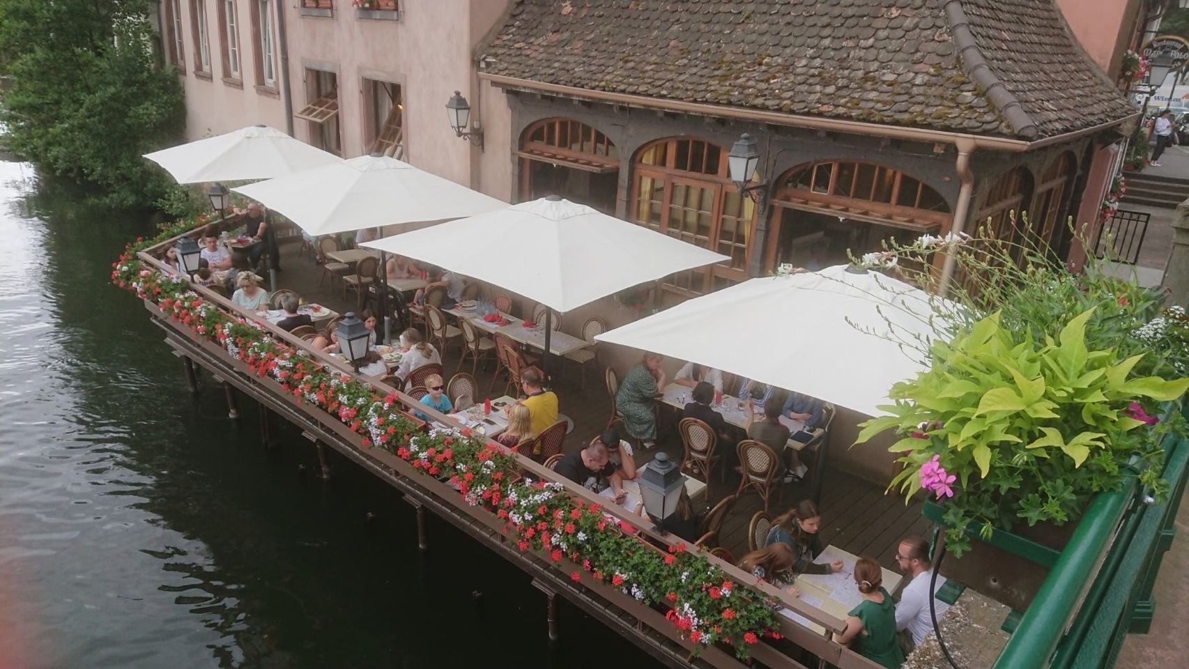 Réalisations sonnenhof -Décoration florale de la devanture de 20 restaurants à la Petite France Strasbourg zoom sur les terrasses