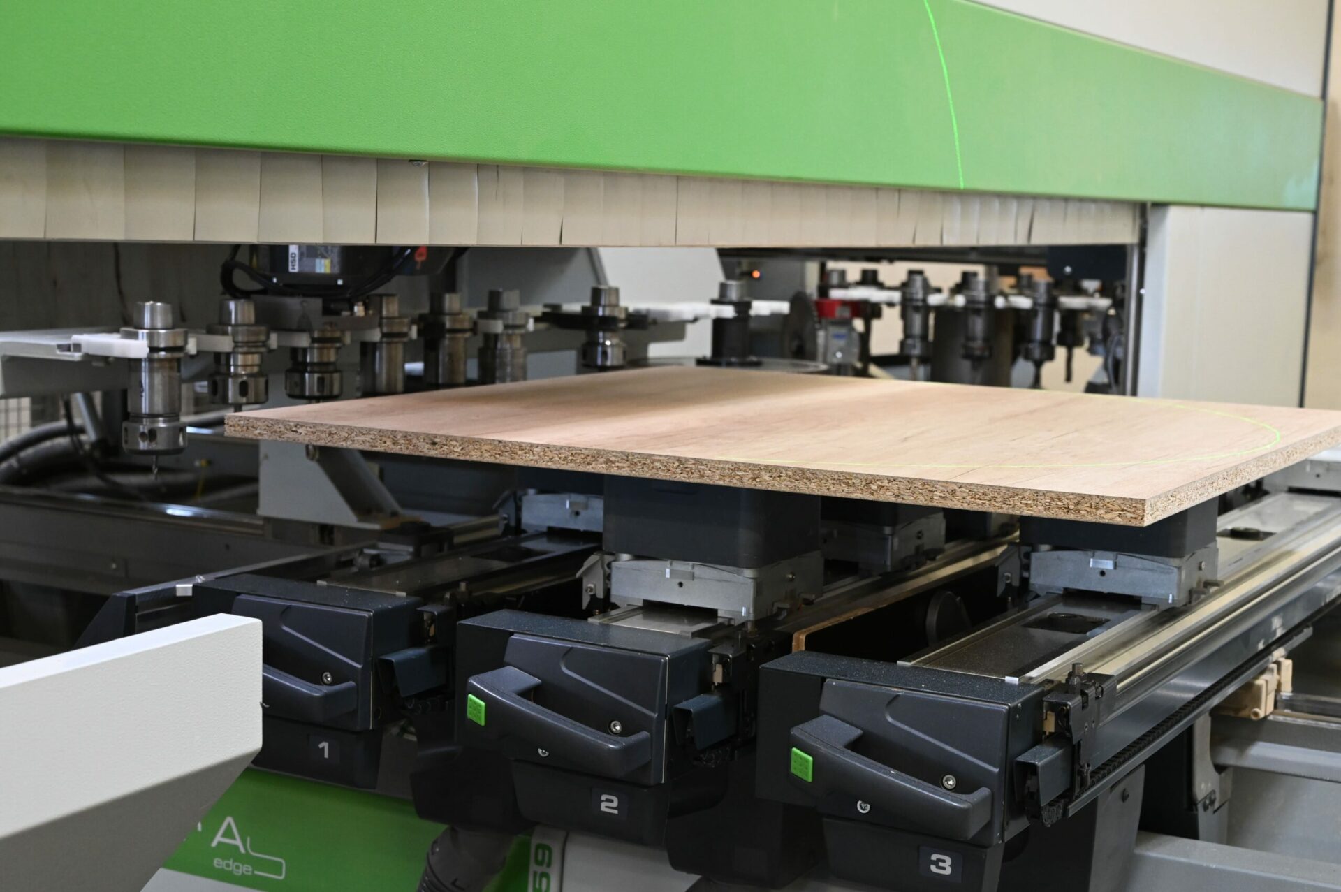 Equipement Sonnenhof -plaque de bois dans une machine de menuiserie