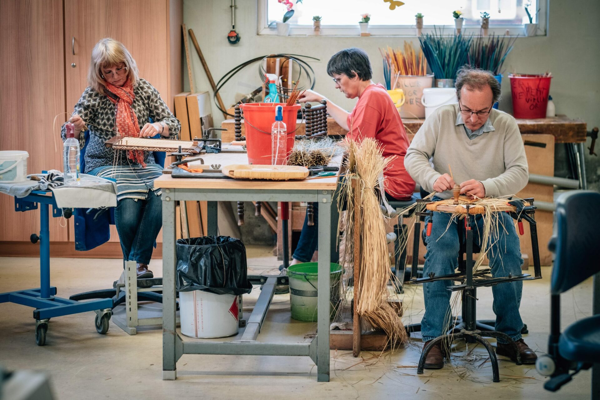 Missions Sonnenhof -personnes handicapés qui travaillent