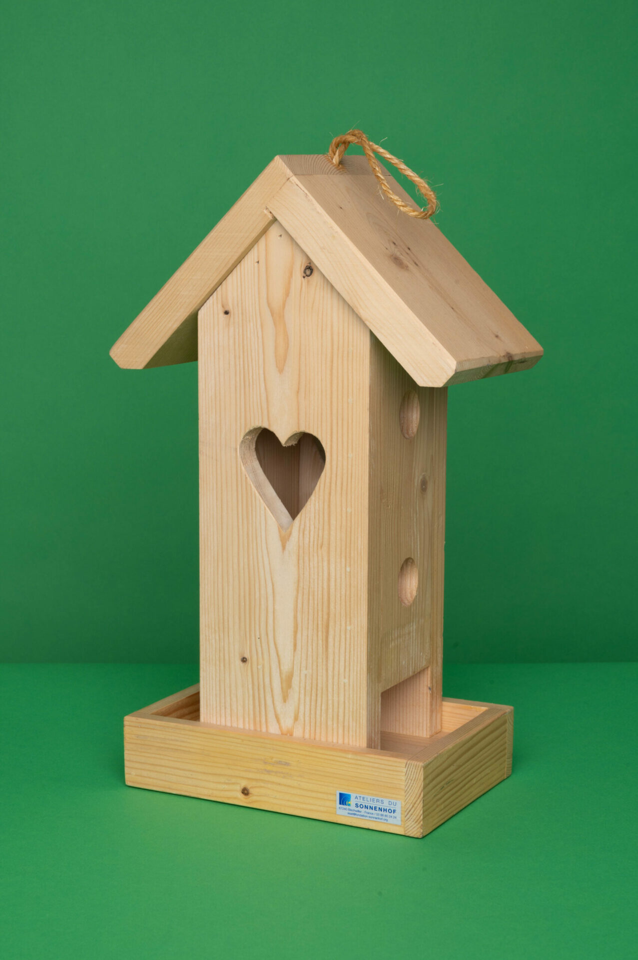 Production propre Sonnenhof - Mangoire à- oiseau en bois avec découpe coeur, sur fond couleur vert