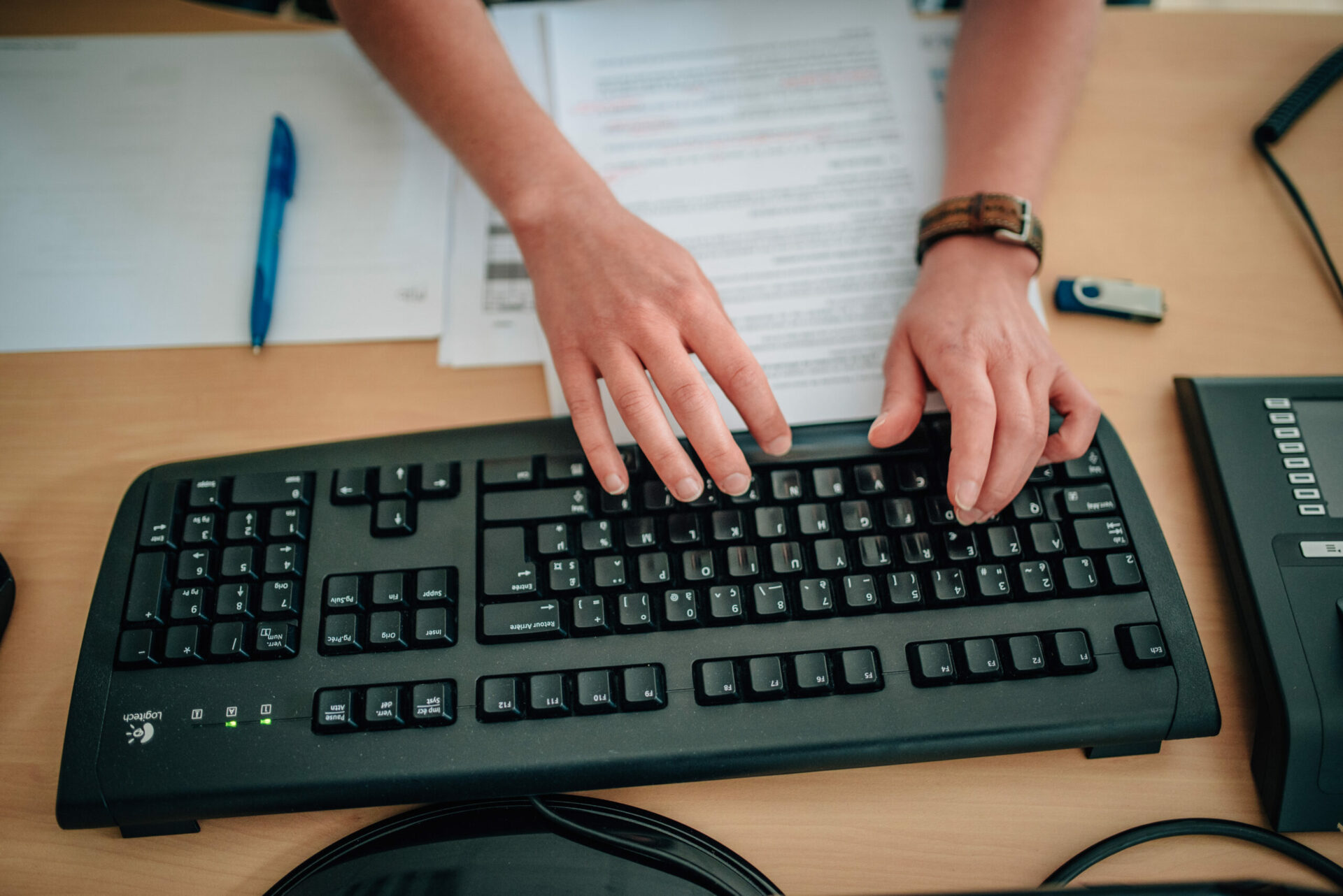 Prestation administrative et travail en bureau clavier ordinateur