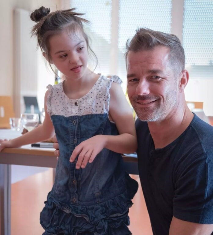 Sonnenhof -Sébastien Loeb aux côtés d'une petite fille hanidcapée Pôle Juniors, zoom léger