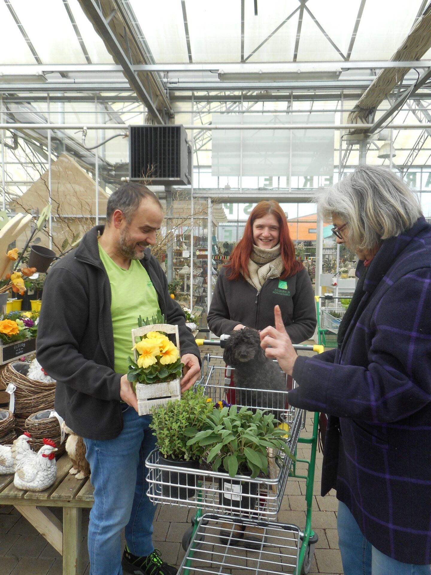 Jardinerie Sonnenhof - Cliente avec son caddy rempli de plantes discutant avec moniteur et vendeuse