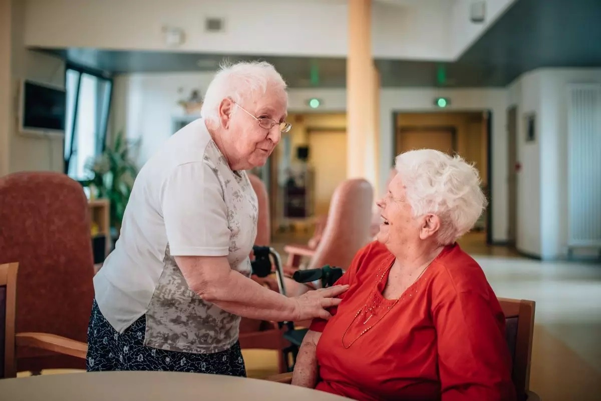 Deux personnes âgées de la maison de retraite Sonnenhof discutant et riant ensemble