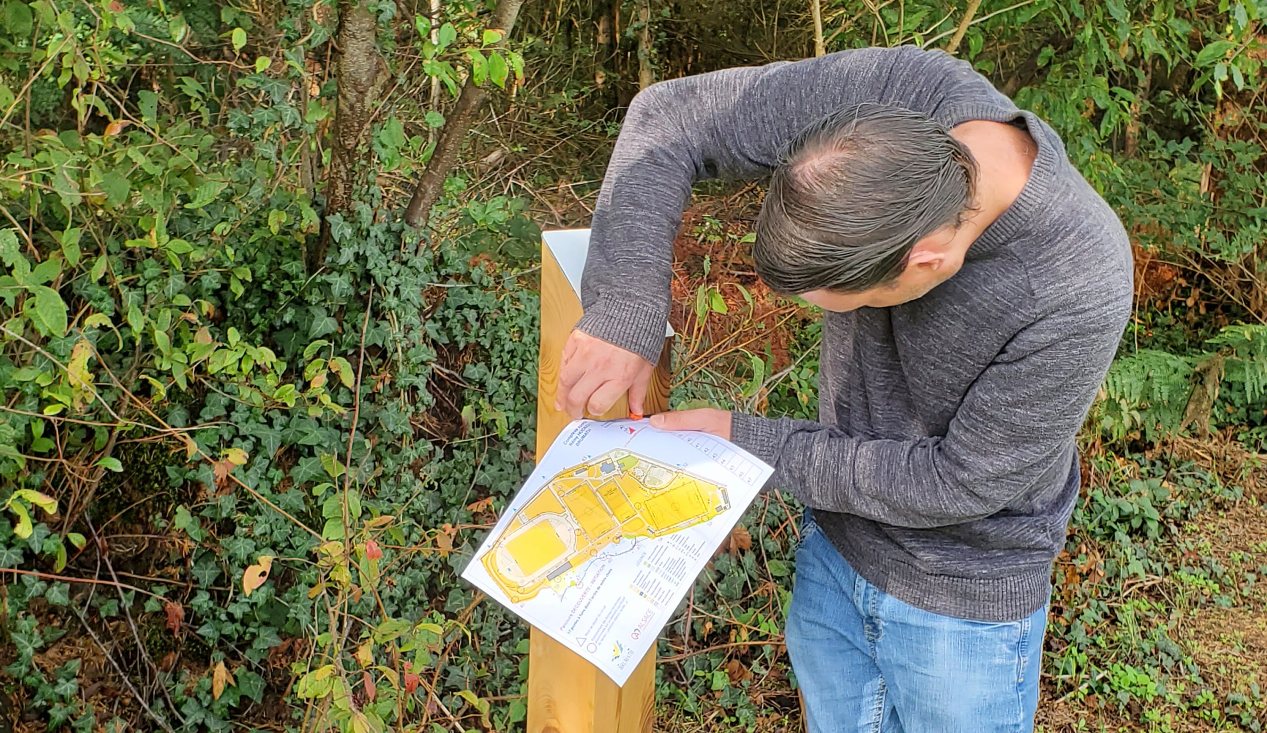 Sonnenhof- Personne poinçonnant son plan borne orientation