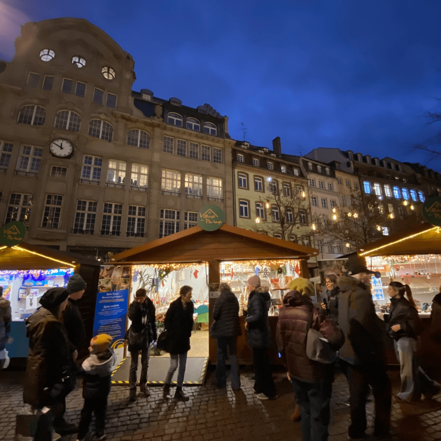 Peut être une image de une personne ou plus, l’église Notre-Dame de Dresde, la porte de Brandebourg et texte (1)